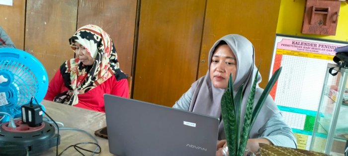 PKKM Semakin Dekat, Tim Kewirausahaan MTsN 4 Batang Hari siapkan berkas.