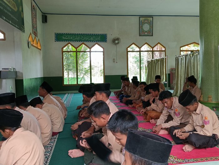 Azmi Pimpin Sholawat, Spirit Keislaman Siswa MTsN 4 Batang Hari Semakin Menguat