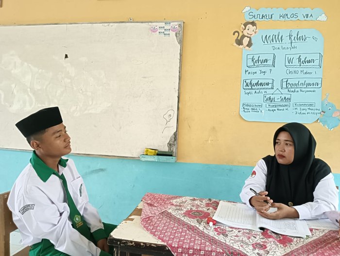 Semangat Menghafal Al-Quran, Siswa Kelas 8A MTsN 4 Batang Hari Setor Hafalan Surah Al-Lail Semangat Menghafal Al-Quran, Siswa Kelas 8A MTsN 4 Batang Hari Setor Hafalan Surah Al-Lail