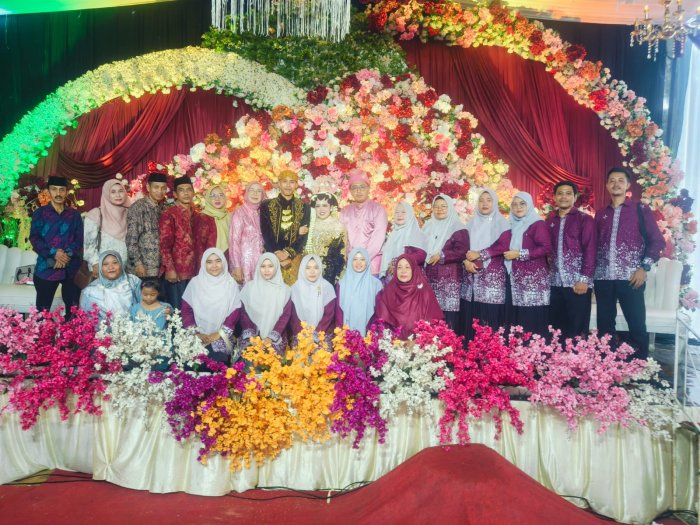 Kisah Manis di Balik Resepsi: Besan Ibu Maryuni, S.Pd Ternyata Mantan Murid Sang Ibu Guru