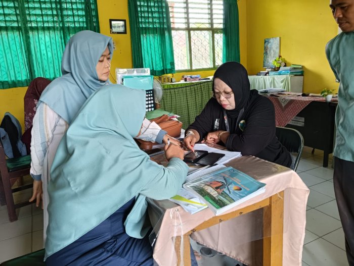 Staf KUA Bajubang BerKoordinasi Penyaluran Bantuan BAZNAS di MTsN 4 Batanghari