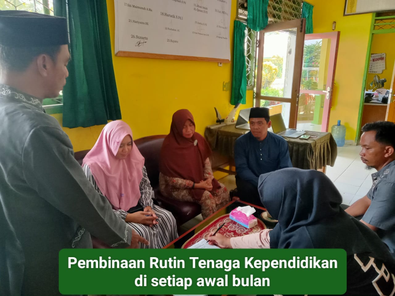 Kepala MTsN 4 Batanghari Memberikan Pembinaan Kepada Tenaga Kependidikan.