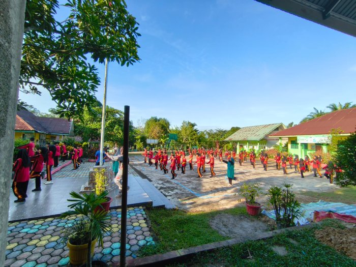 Lewat Senam Bersama, MTsN 4 Batang Hari Tingkatkan Kebugaran dan Kekompakan Murid