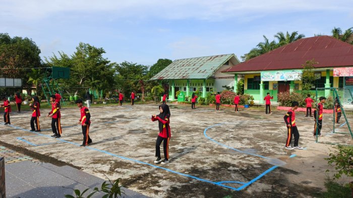Semangat Membara! Siswa Kelas 8B Antusias Ikuti Penilaian Praktik Senam Irama