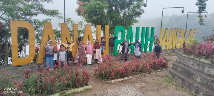 Keluarga Besar MTsN 4 Batanghari Isi Libur Semester Genap dengan Wisata Kebersamaan ke Danau Pauh Keluarga Besar MTsN 4 Batanghari Isi Libur Semester Genap dengan Wisata Kebersamaan ke Danau Pauh