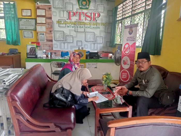 Wakasis MTsN 4 Batanghari Terima Kunjungan Tim Penyuluhan KUA Bajubang