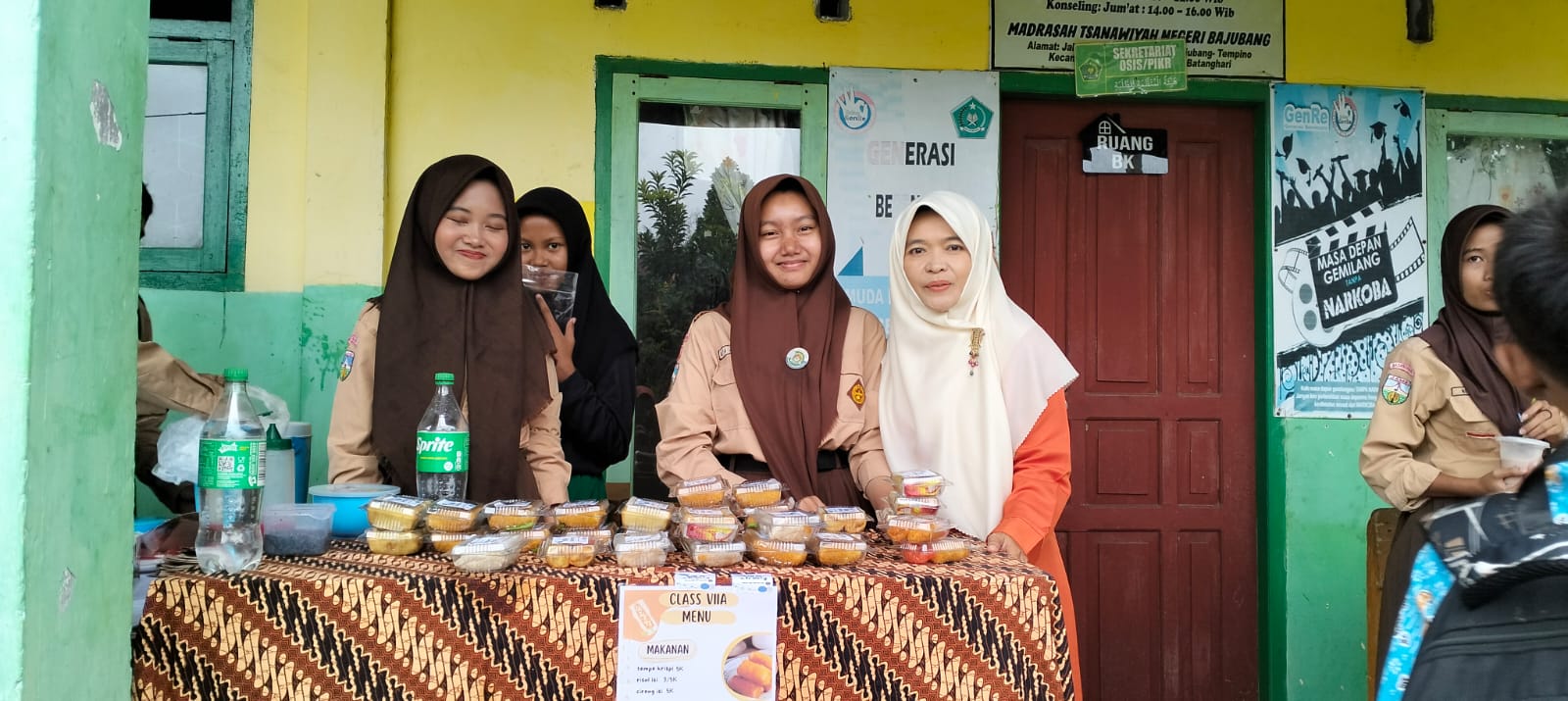 Siswa Kelas 7A MTsN 4 Batang Hari Meriahkan HUT ke-28 dengan Bazar Makanan dan Minuman