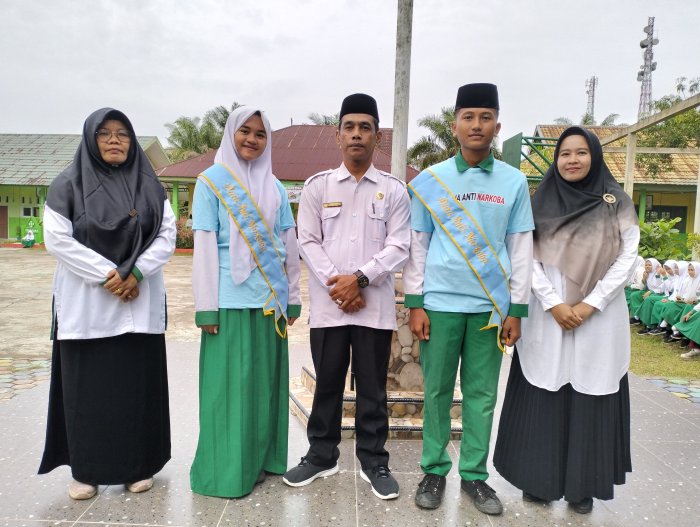 Dua Siswa MTsN 4 Batanghari Disematkan Selempang Duta Anti Narkoba