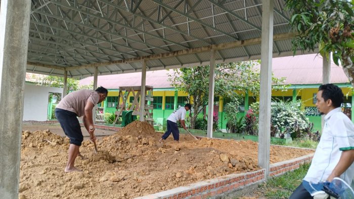Turun Langsung ke Lapangan, Ketua Komite Percepat Pembangunan Selasar MTsN 4 Batang Hari Turun Langsung ke Lapangan, Ketua Komite Percepat Pembangunan Selasar MTsN 4 Batang Hari