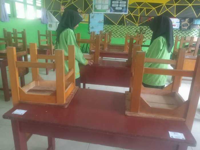 Panitia dan Siswa Sukses Menempelkan Nomor Ujian Peserta di Ruang Pelaksanaan Ujian Panitia dan Siswa Sukses Menempelkan Nomor Ujian Peserta di Ruang Pelaksanaan Ujian