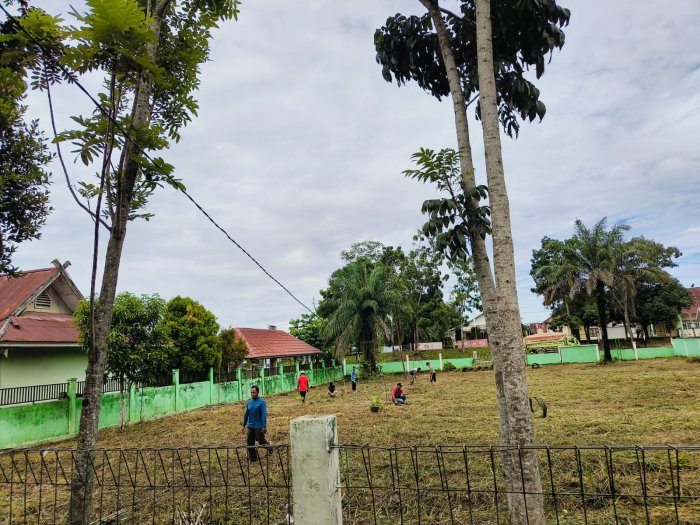 Gotong Royong Penuh Kekeluargaan, Komite MTsN 4 Batang Hari Tunjukkan Kepedulian Nyata