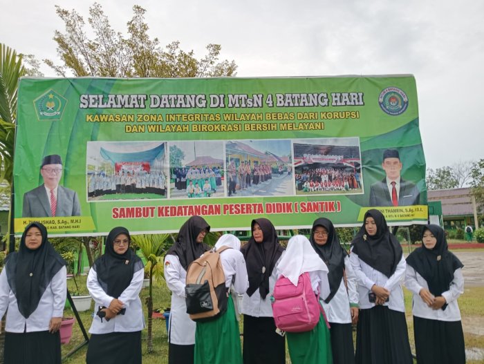 Sapaan Hangat Awali Hari Belajar di MTsN 4 Batang Hari