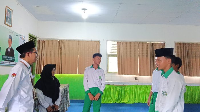 Tim Penilai Internal Itjen Kemenag RI Wawancarai Siswa MTsN 4 Batang Hari dalam Penilaian Lapangan ZI WBK-WBBM Tim Penilai Internal Itjen Kemenag RI Wawancarai Siswa MTsN 4 Batang Hari dalam Penilaian Lapangan ZI WBK-WBBM