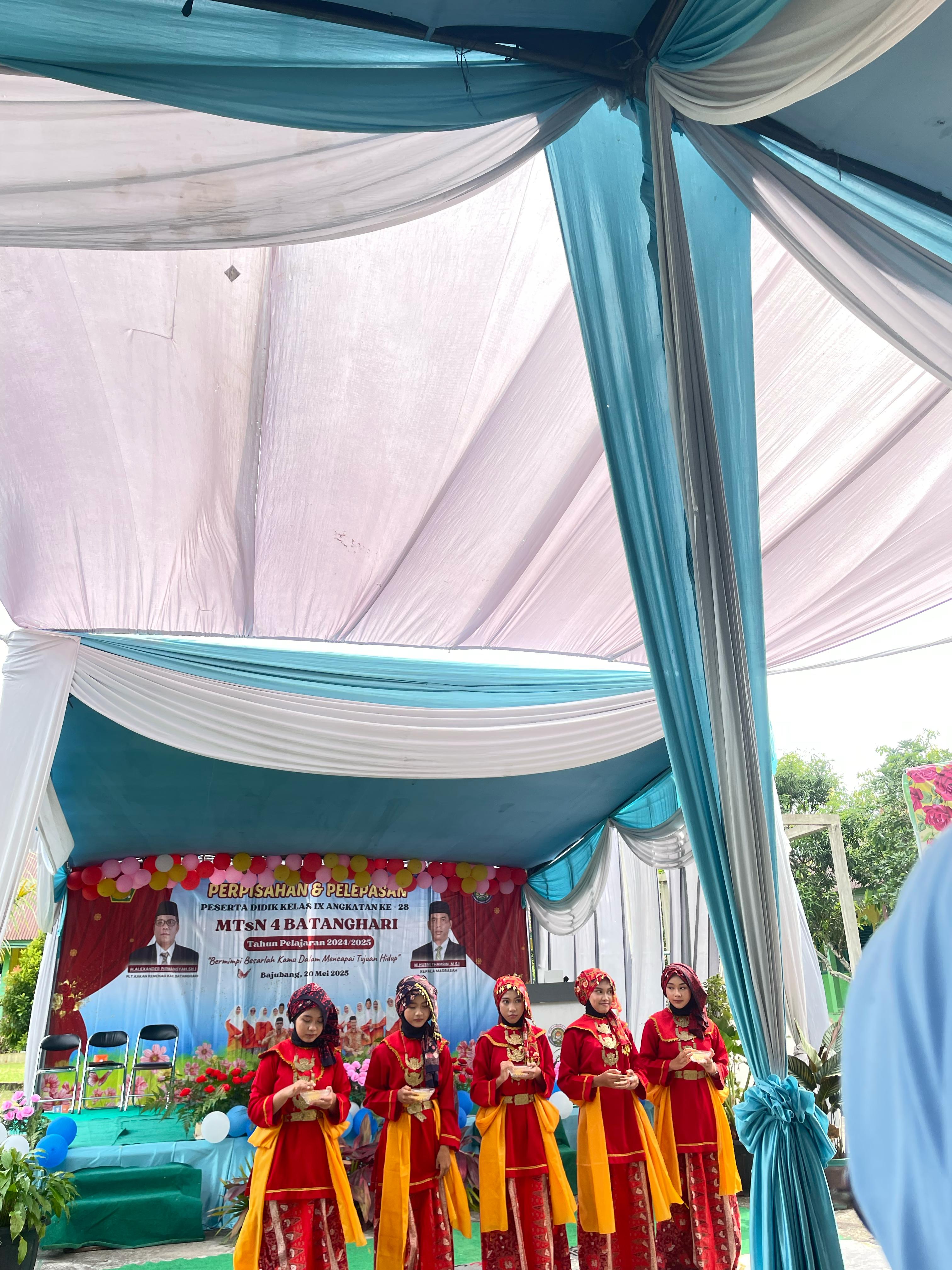 Penampilan Tarian Beras Kuning Meriahkan Pembukaan Acara Pelepasan Kelas IX