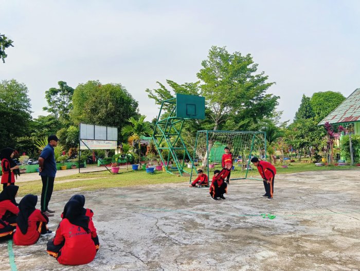 Menembus Batas Diri: Siswa Kelas 7B Belajar Arti Usaha Lewat Lompat Jauh