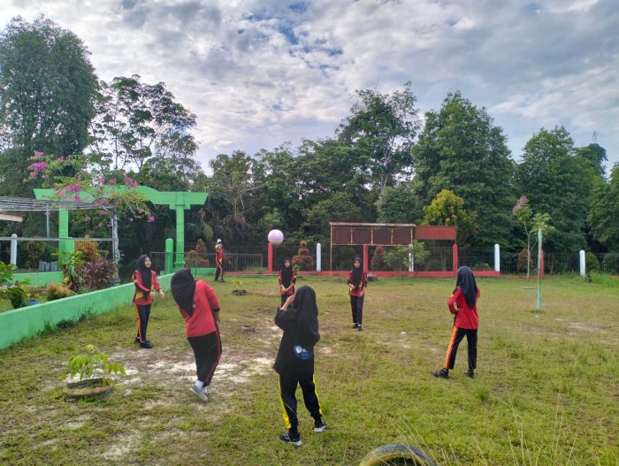 MTsN 4 Batanghari Gelar Kegiatan Peminatan Olahraga  Voli Secara Rutin