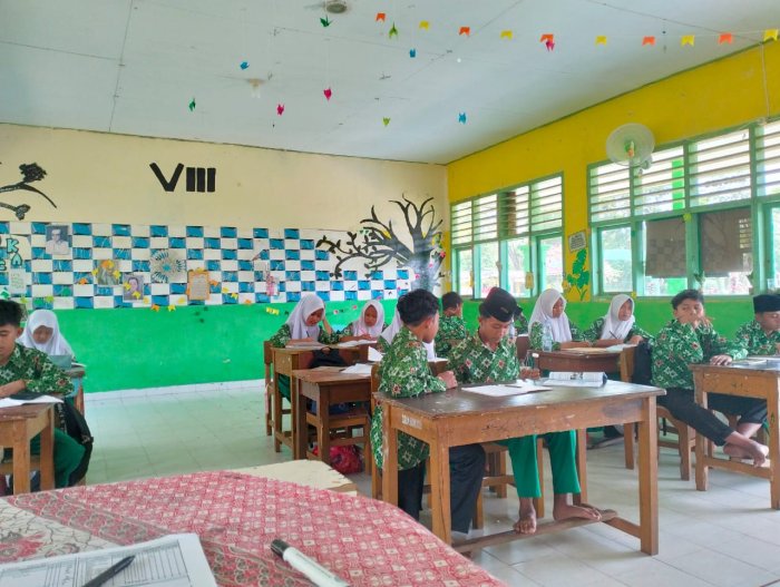 Tetap Antusias di Akhir Jam Pelajaran, Siswa 8A MTsN 4 Batang Hari Teladani Kepemimpinan Sultan Ayyubiyah