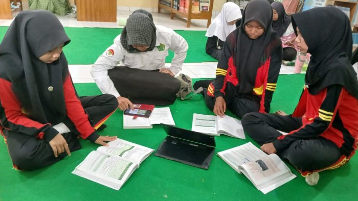 Mantapkan Langkah Menuju OMI, Guru Matematika MTsN 4 Batang Hari Intensif Bimbing Siswa