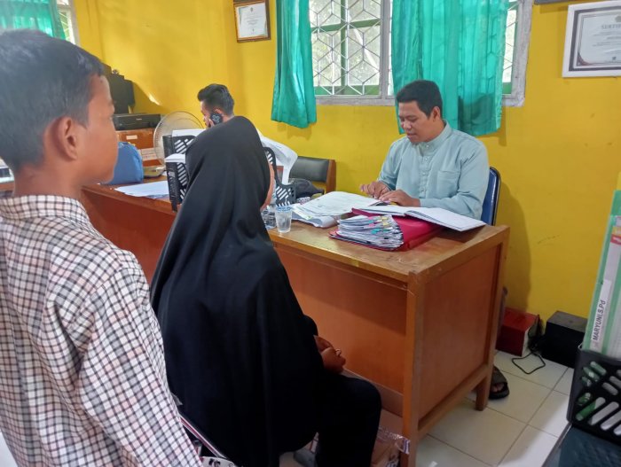 Pelayanan Penerimaan Murid Baru Gelombang II di Ruang Tata Usaha MTsN 4 Batanghari Pelayanan Penerimaan Murid Baru Gelombang II di Ruang Tata Usaha MTsN 4 Batanghari