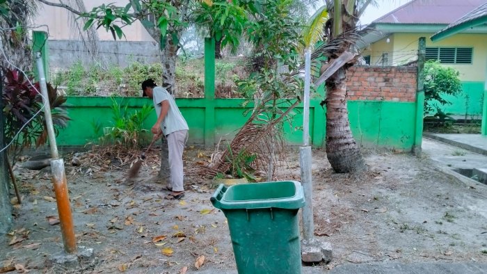 Dedikasi Bapak David, Tukang Kebun yang Senantiasa Menjaga Kebersihan MTsN 4 Batang Hari