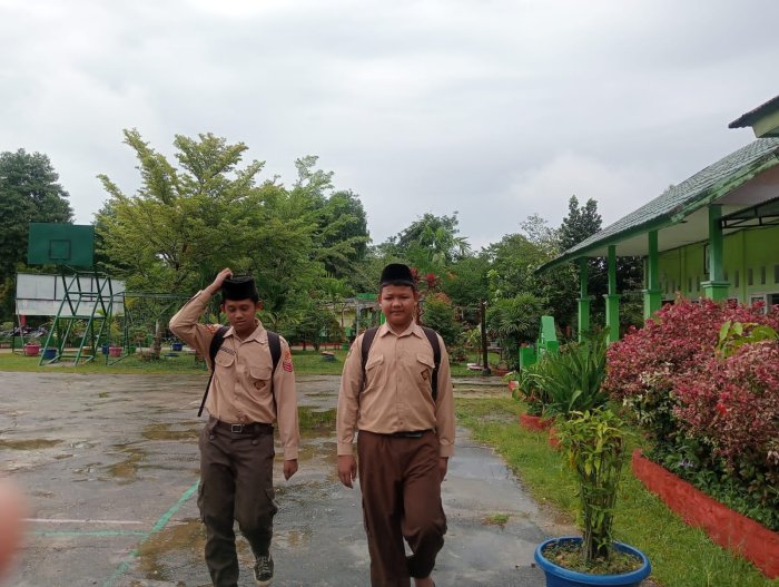Hujan Pagi Hari, Siswa Tetap Semangat Hadir di Madrasah.