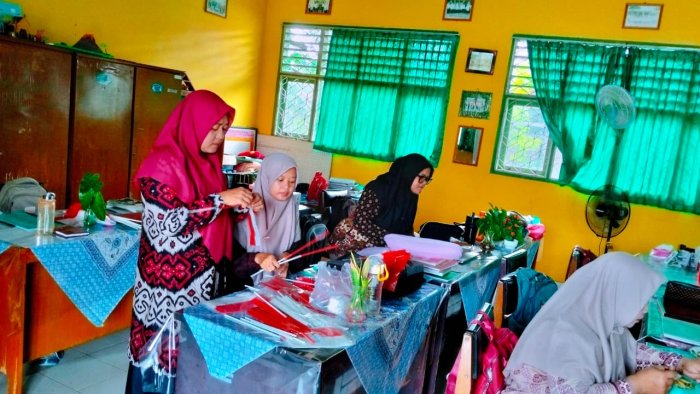 Guru MTsN 4 Batang Hari Persiapkan Dekorasi untuk Pawai Kemerdekaan