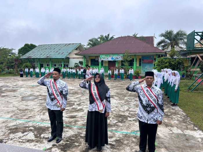 Aksi Gemilang Petugas Bendera HGN: Tenaga Kependidikan MTsN 4 Batang Hari Tampil Maksimal