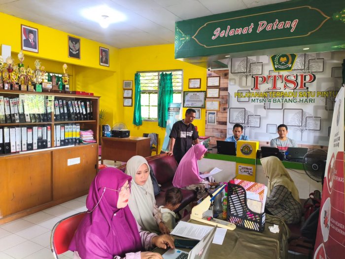 Tim Kerja Zona Integritas MTsN 4 Batang Hari mematangkan eviden Akuntabilitas Kinerja Instansi Pemerintah