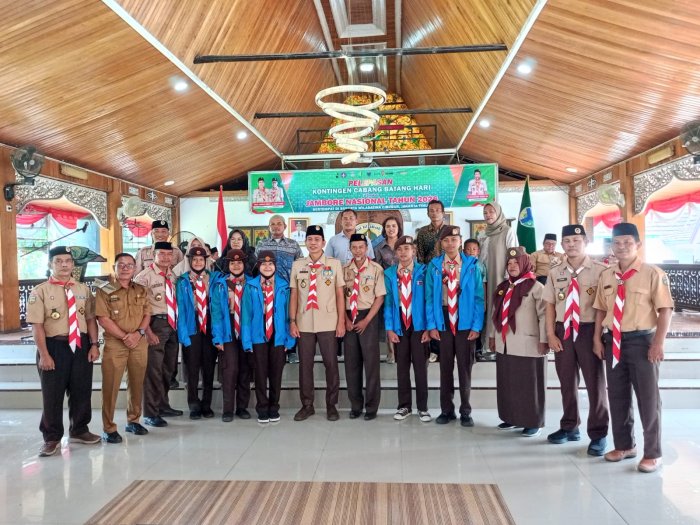Kepala MTsN 4 Batang Hari Hadiri Pelepasan Kontingen Batang Hari Menuju Jambore Nasional XII Tahun 2026