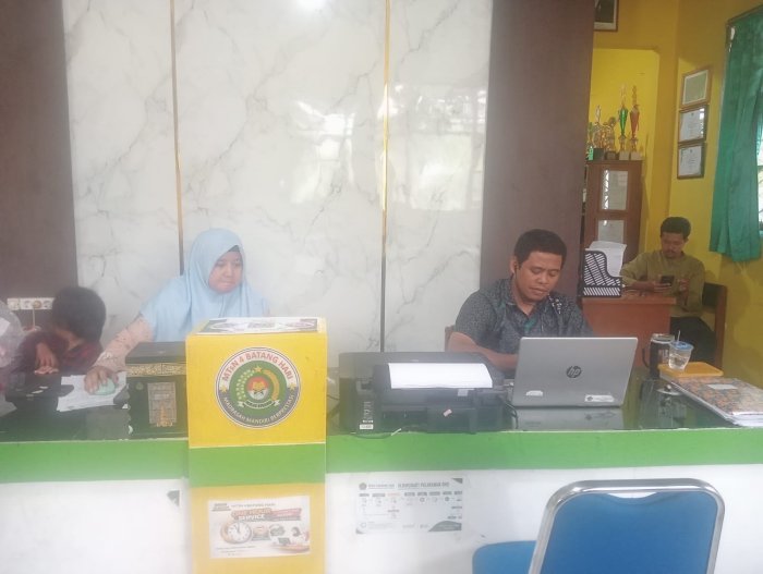 Staf TU Madrasah Kerja Maksimal untuk Memastikan Tertibnya Administrasi