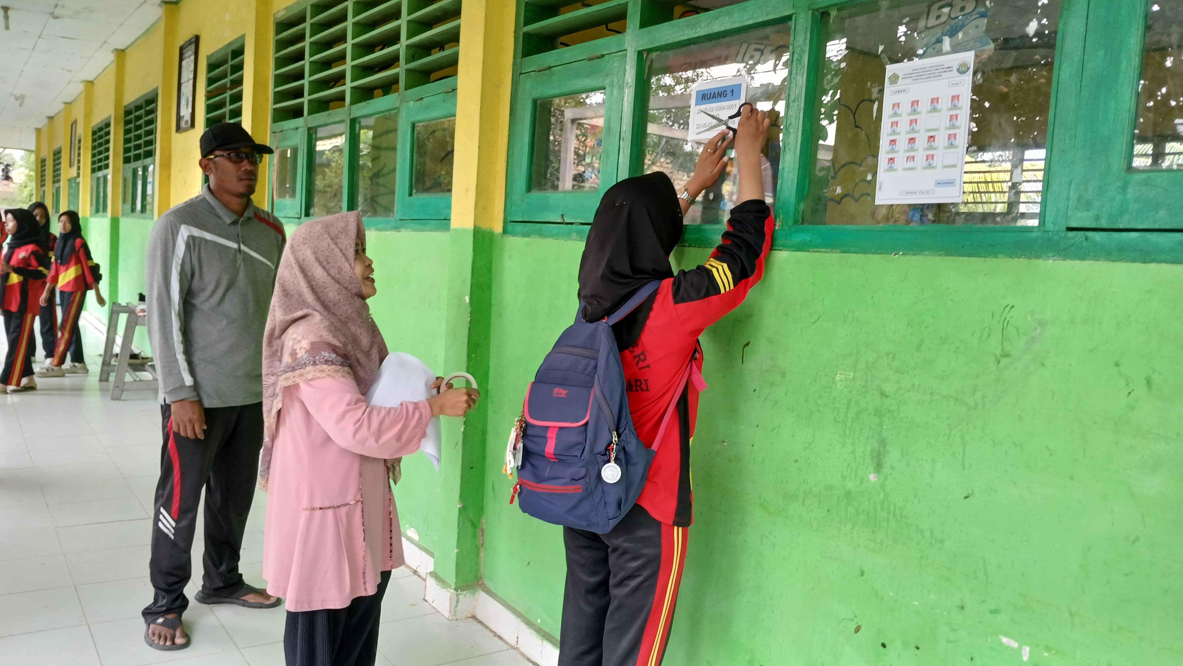 Siswa MTsN 4 Batang Hari Laksanakan Gotong Royong Persiapan Asesmen Madrasah Kelas IX