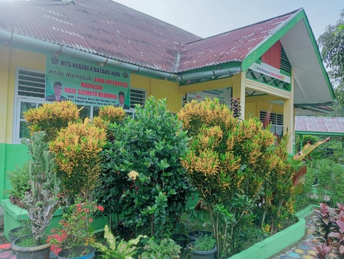 Halaman kantor  Madrasah Dipenuhi Tanaman Hias yang Subur, Ciptakan Suasana Sejuk dan Nyaman