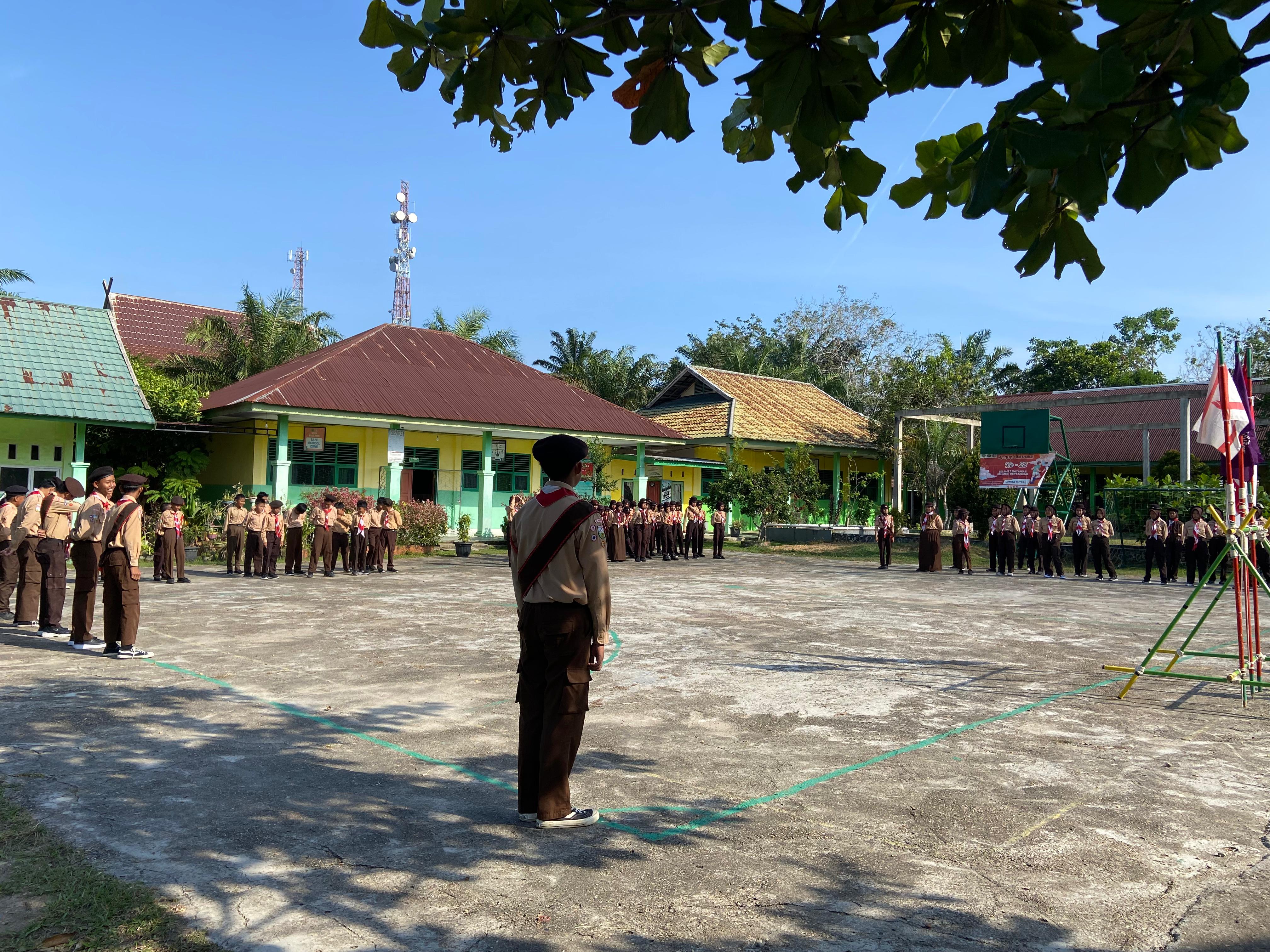 Puncak Pelantikan Anggota Baru Penghalang Pramuka di Gudep MTsN 4 Batanghari