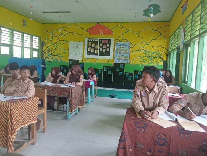 Kegiatan Pembelajaran Di Ruang Kelas 9b Mata Pelajaran IPA Kegiatan Pembelajaran Di Ruang Kelas 9b Mata Pelajaran IPA