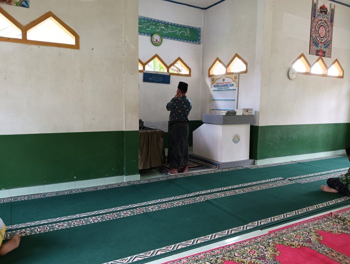 Adzan Indah dari Siswa 7A Iringi Sholat Zuhur Berjamaah