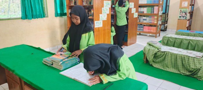 Perkuat Budaya Literasi, Siswa MTsN 4 Batang Hari Antusias Pinjam Buku Prakarya di Perpustakaan
