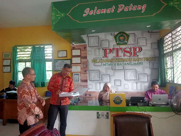 Kepala TU MTsN 4 Batanghari Tunjukkan Komitmen Pelayanan Prima di Ruang PTSP