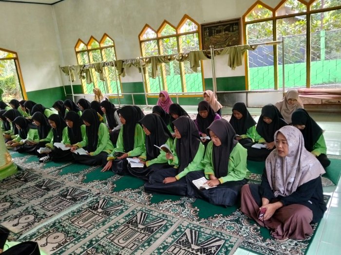 Ibu Hartatik Tunjukkan Dedikasi dalam Mendampingi Kegiatan Pembacaan Surah Yasin di MTsN 4 Batang Hari