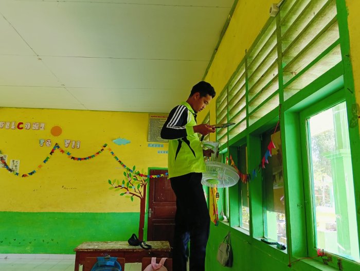 Peduli Kenyamanan Siswa, Operator Layanan Operasional Lakukan Perbaikan Kipas Angin
