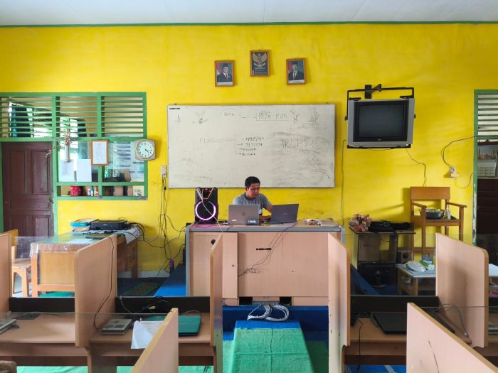 Jelang TKA, Operator MTsN 4 Batang Hari Lakukan Pengecekan Ruang Pelaksanaan kegiatan