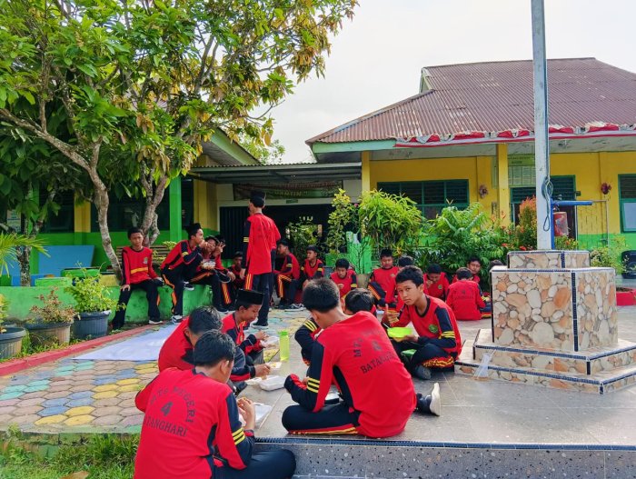 Peserta didik Putra Tunjukkan Kekompakan dalam Kegiatan Kudapan Bersama