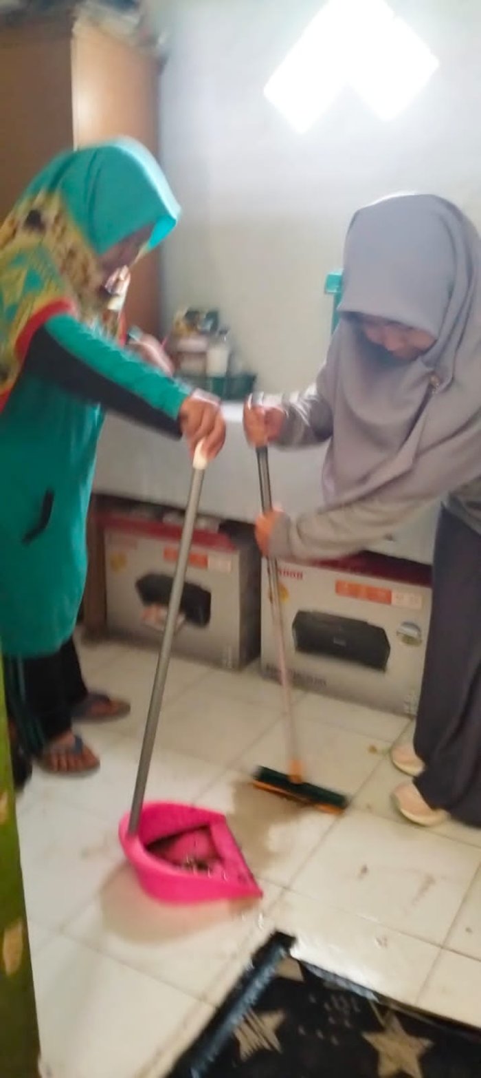 GTK MTsN 4 Batang Hari Laksanakan Kerja Bakti Bersihkan Lingkungan Madrasah di Akhir Jam Kerja