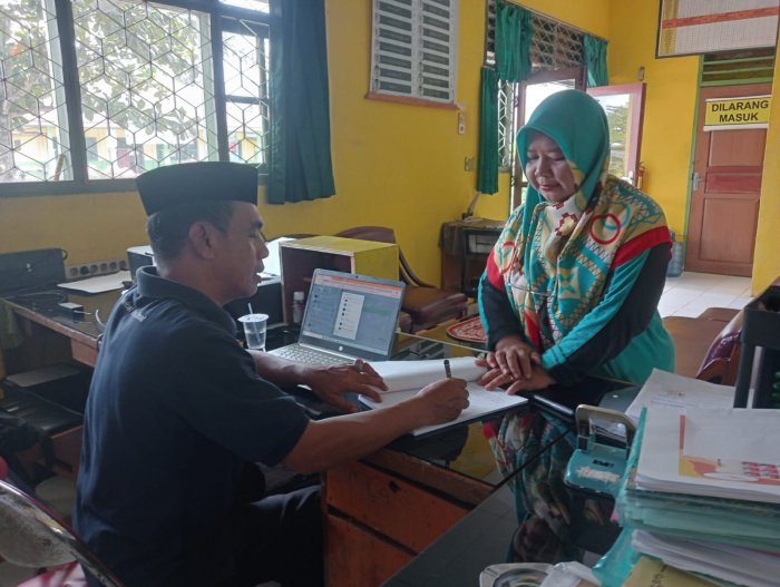 Kepala Madrasah Tandatangani Dokumen Kelengkapan Proposal Program Full Day School Kepala Madrasah Tandatangani Dokumen Kelengkapan Proposal Program Full Day School