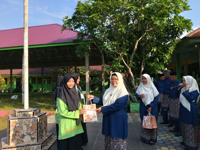 Wakasis Memberikan Reward Untuk Peserta Terbaik Lomba Baca Puisi