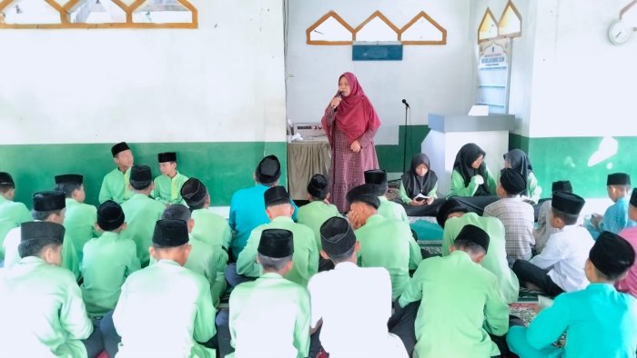 Pembina Keagamaan Berikan Arahan Sebelum Pembacaan Surah Yasin di MTsN 4 Batang Hari