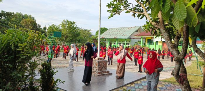 Senam Bersama: Siswa dan GTK MTsN 4 Batang Hari Bergerak untuk Kesehatan dan Kebugaran