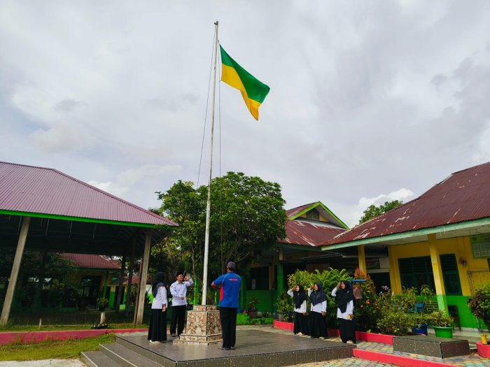Latihan Upacara  Guru Sebagai Petugas dalam Peringatan Hari Guru Nasional dan HUT PGRI ke-80