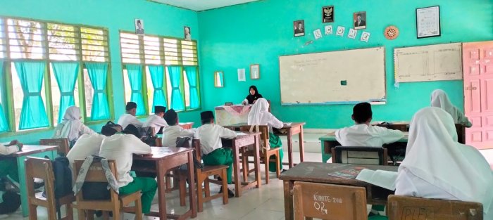 Di Balik Lelah, Ada Ilmu: Bu Nani dan Semangat 8B di Jam Terakhir Di Balik Lelah, Ada Ilmu: Bu Nani dan Semangat 8B di Jam Terakhir