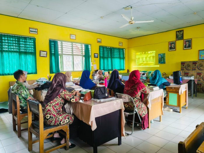 GTK MTsN 4 Batang Hari Mantapkan Langkah Zona Integritas: Rakor PMPZI 2025 Menuju Penilaian 2026