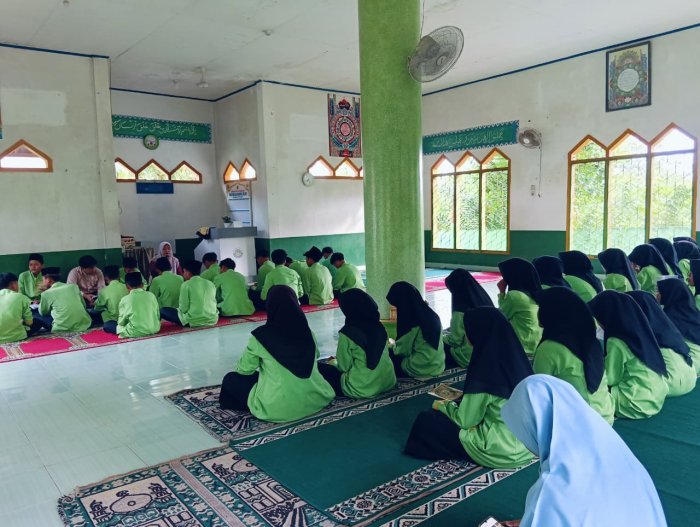 Lantunan Yasin dan Tahlil Menggema di Musholla Bahrul Ulum, Menumbuhkan Iman dan Ukhuwah di MTsN 4 Batang Hari Lantunan Yasin dan Tahlil Menggema di Musholla Bahrul Ulum, Menumbuhkan Iman dan Ukhuwah di MTsN 4 Batang Hari